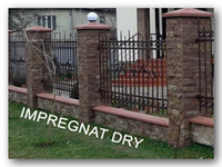 На фото показаний результат дії лак для бетону IMPREGNAT DRY: поверхня паркану була покрита засобом для гідрофобізації IMPREGNAT DRY, також добре видно межу, де було нанесено IMPREGNAT DRY, а де ні. IMPREGNAT DRY підсилює колір основи (створює "Мокрий ефект"), на яку наноситься, зміцнює її, надає гідрофобні властивості. Гарантія - 10 років. impregnat dry17